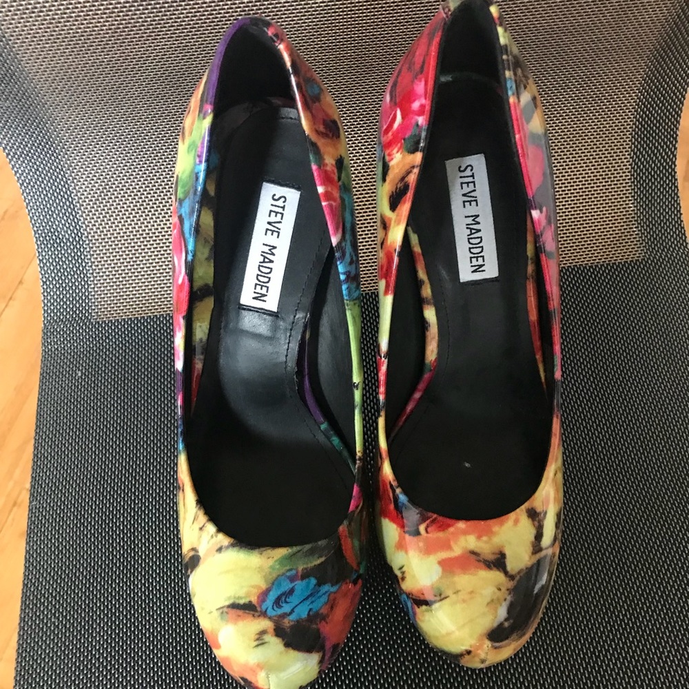 Cute multi color Steve Madden pumps